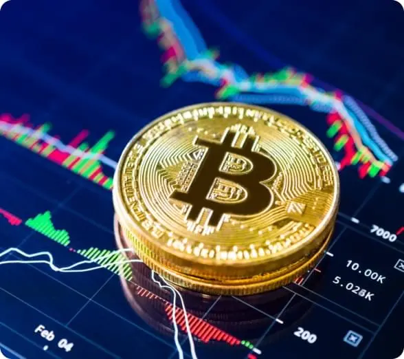 Pièce de bitcoin devant des graphiques de marché sur la plateforme crypto Immediate Evex